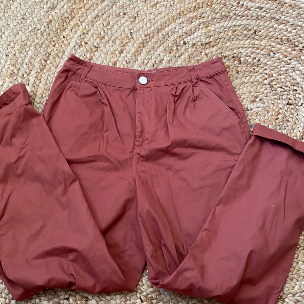 pleated tapered trousers